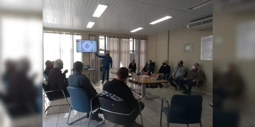 o encontro foram discutidas questões que permeiam as atividades dos feirantes atualmente