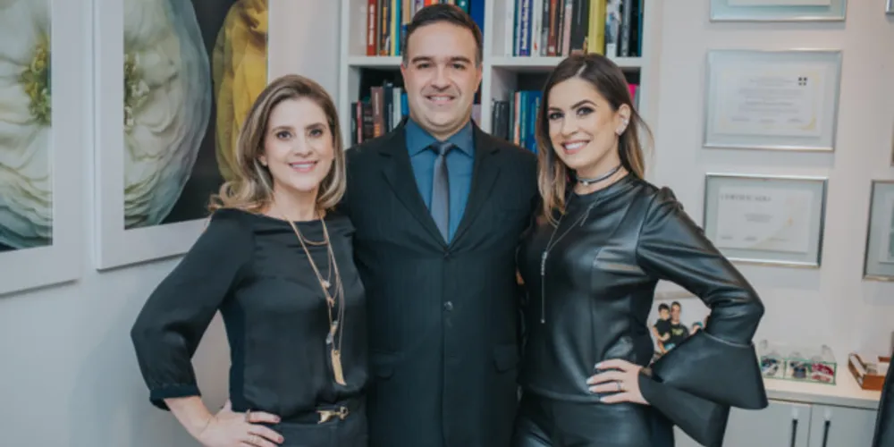 LEMAX 3 ANOS – Na última terça-feira (30), a Lemax Reabilitação Oral completou seu terceiro ano de atuação na nossa cidade.  Na Lemax profissionais extremamente qualificados atuam diretamente focados em seus pacientes atendendo a todas as especialidades odontológicas, de maneira personalizada e aliando ao trabalho um estudo odontológico baseada em evidências científicas. No comando desse empreendimento estão os competentes profissionais, Leonardo Pellissari, Marina Pellissari e Xenia Leite Santos. Vale ressaltar, que a equipe de profissionais da Lemax constantemente busca aperfeiçoamentos e cursos para sempre trazer as principais e mais modernas técnicas para seus pacientes. Da coluna RC os votos de sucesso constante a toda a equipe Lemax.