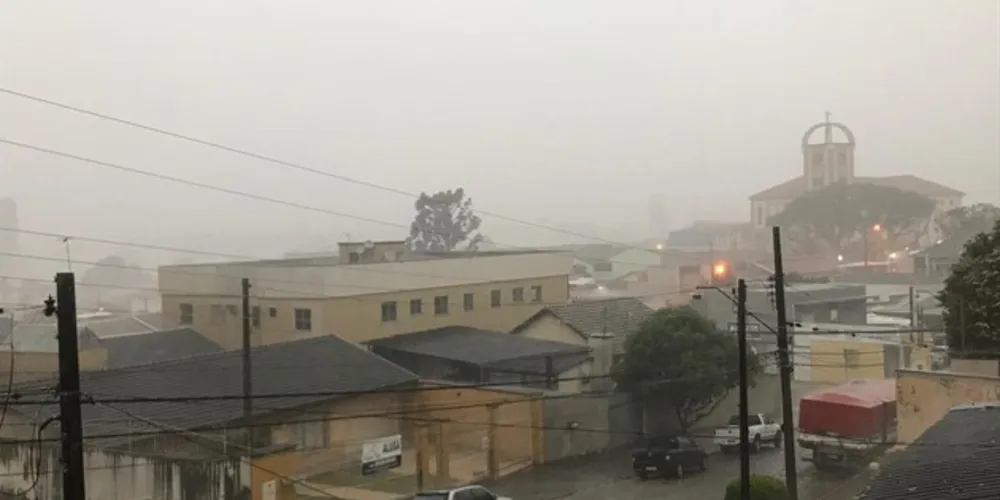 Imagem ilustrativa da imagem Chuva chega forte e dia vira noite em Ponta Grossa