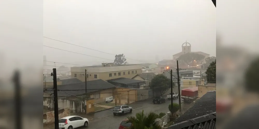 Imagem ilustrativa da imagem Chuva chega forte e dia vira noite em Ponta Grossa