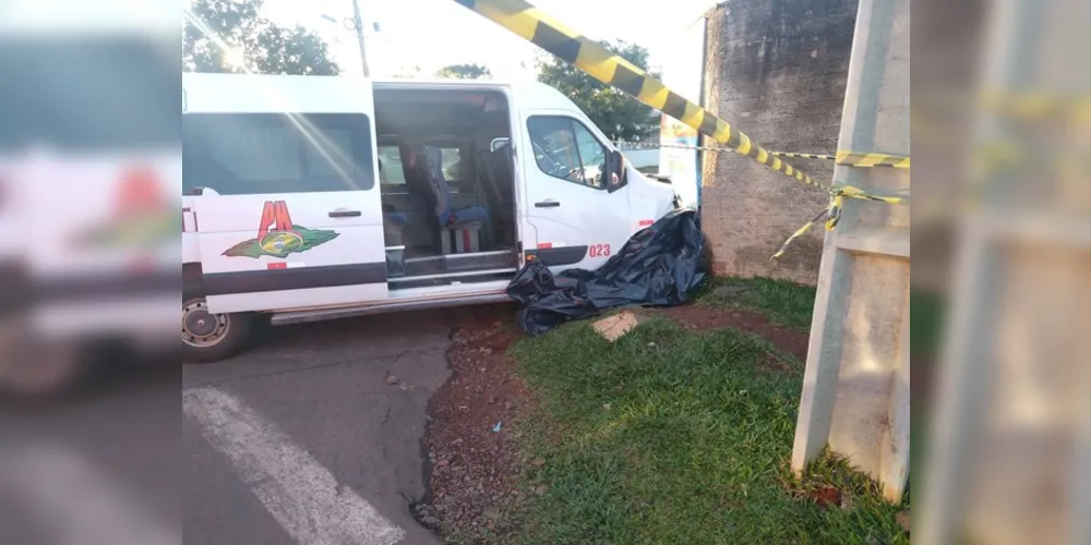 Após batida em cruzamento, van foi parar na calçada e atingiu pedestre