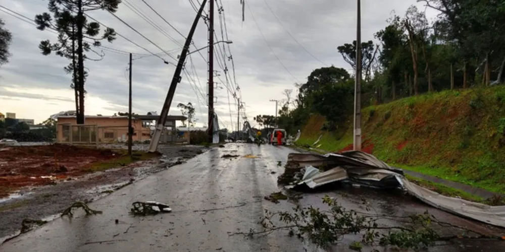 Nesta quarta-feira, 400 equipes de serviços estão nas ruas para atendimento das ocorrências, com o reforço de 143 turmas de manutenção e construção de redes. 