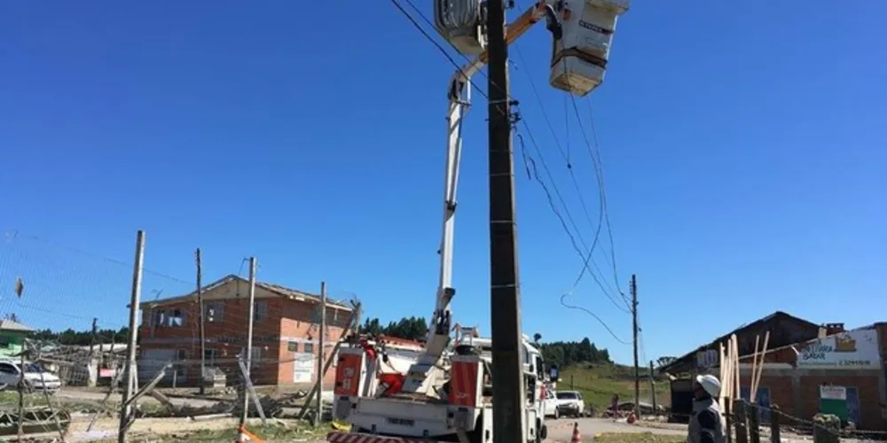 Pelo menos 1,2 milhão de unidades consumidoras da Copel ficaram sem energia elétrica no Estado, quase dois terços delas em Curitiba, Região Metropolitana e no Litoral.