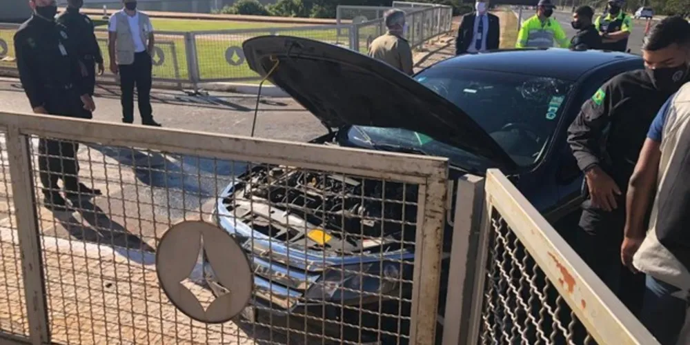 De acordo com relatos, o carro que compõe o comboio é responsável por fazer uma “varredura” do caminho que será percorrido pelo presidente.