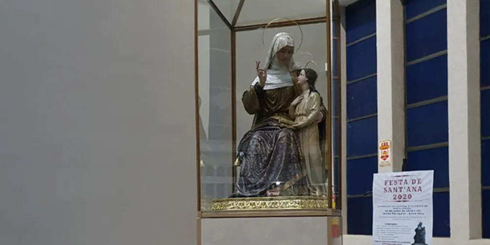 Junto ao pedestal, a placa comemorativa e a programação da festa