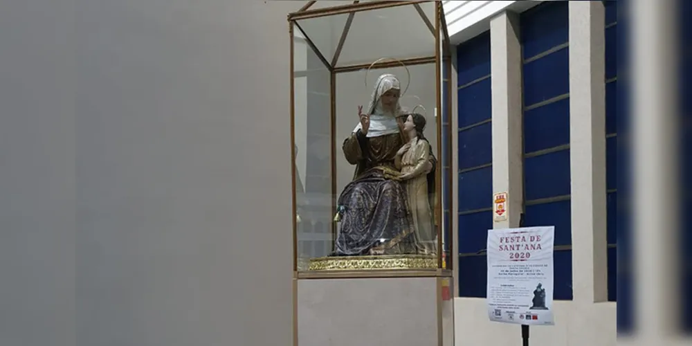 Junto ao pedestal, a placa comemorativa e a programação da festa