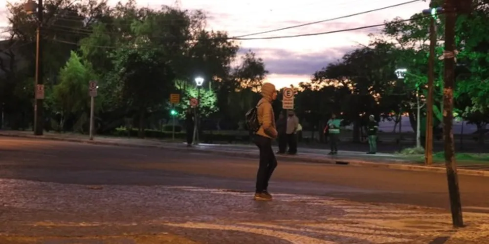 Há previsão de geada em vários setores do Estado. Risco de geada forte no Centro-Sul e Campos Gerais