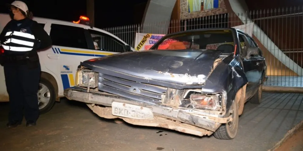 Condutor do Del Rey fugiu logo após a colisão e ainda não foi localizado; carro foi apreendido