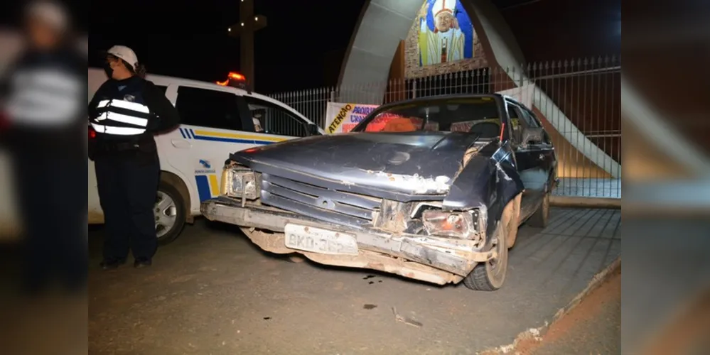 Condutor do Del Rey fugiu logo após a colisão e ainda não foi localizado; carro foi apreendido
