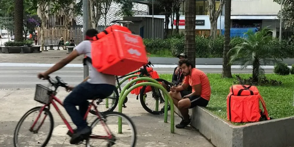 O estudo mostra que 62% desses profissionais trabalham acima de nove horas diárias durante a crise sanitária