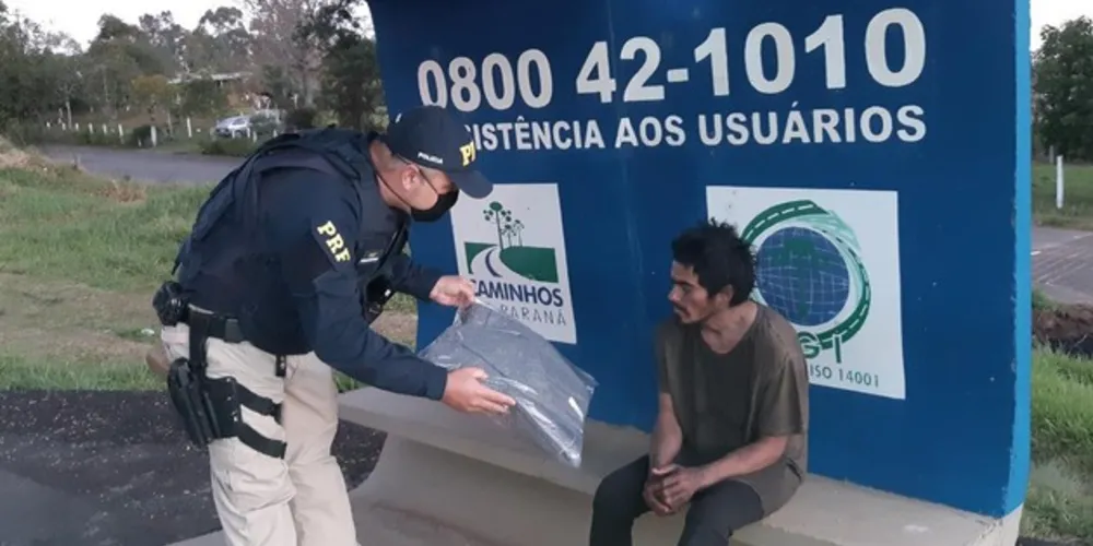Nestas abordagens os andarilhos recebem da equipe policial, um kit de higiene pessoal com toalhas e sabonetes, um kit de prevenção ao Covid 19.