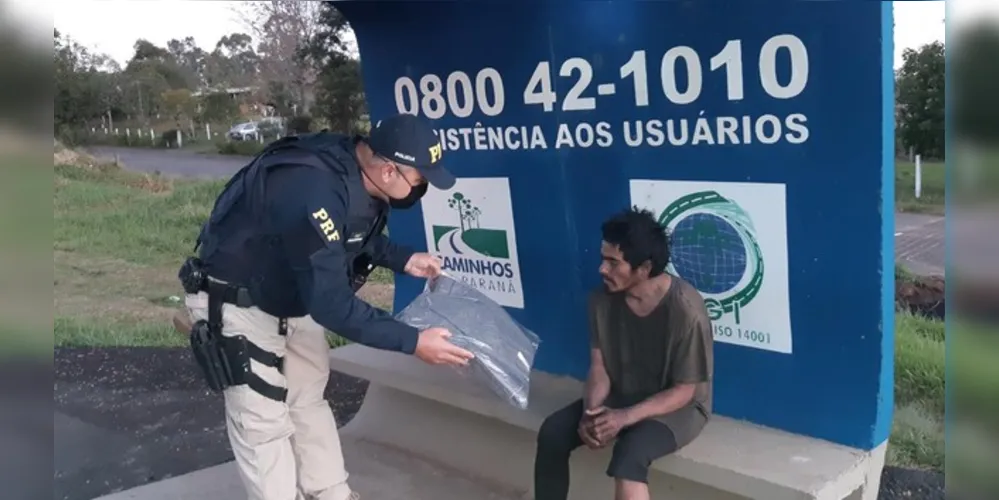 Nestas abordagens os andarilhos recebem da equipe policial, um kit de higiene pessoal com toalhas e sabonetes, um kit de prevenção ao Covid 19.