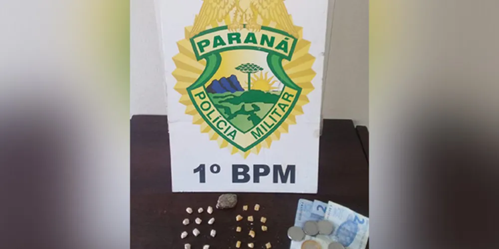 Além do crack, dupla foi flagrada com maconha e dinheiro que seria fruto da venda de drogas