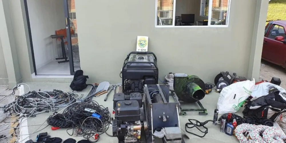 O esquadrão Anti-bombas esteve no local e foram contabilizados 91 cartuchos de emulsão. Material já foi entregue na delegacia