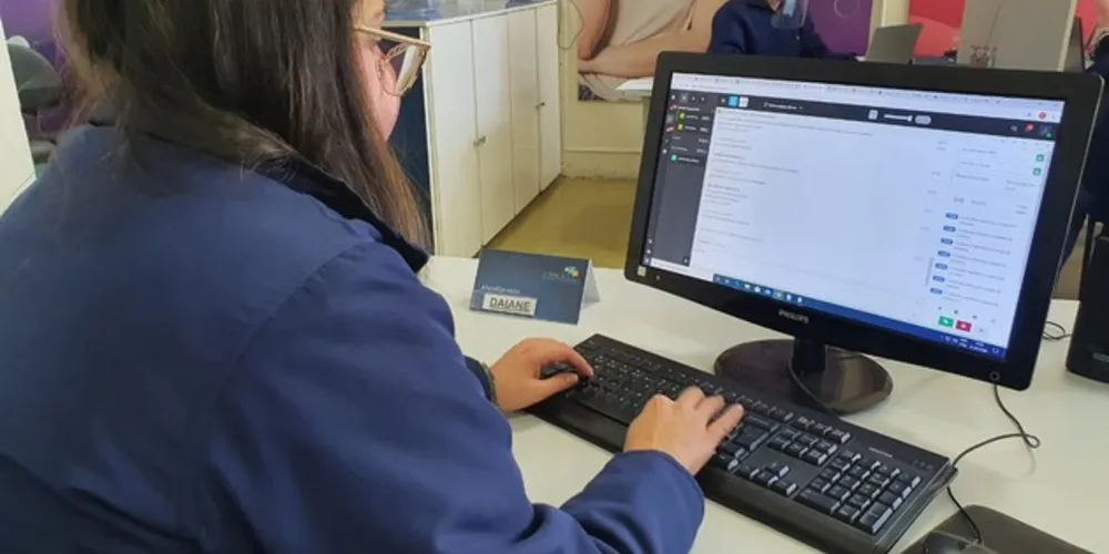 Quatro atendentes estão realizando atendimento simultaneamente pelos canais remotos