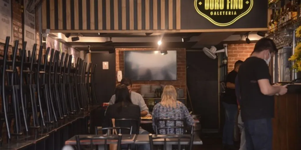 Os estabelecimentos flagrados desrespeitando as normas sanitárias serão notificados, multados e até interditados.