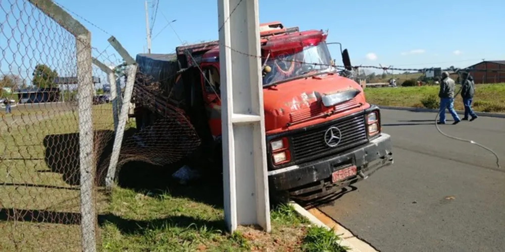 Imagem ilustrativa da imagem Homem pula de caminhão e morre atropelado em PG
