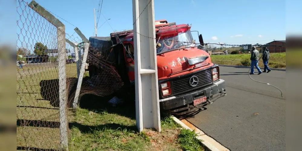 Imagem ilustrativa da imagem Homem pula de caminhão e morre atropelado em PG