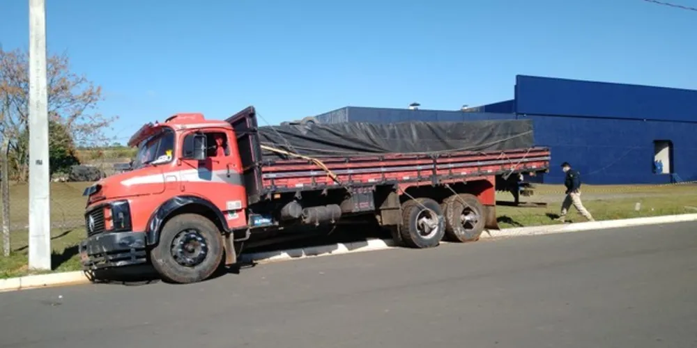 O caminhão, com placas do Rio Grande do Sul, estava carregado com caixas de leite