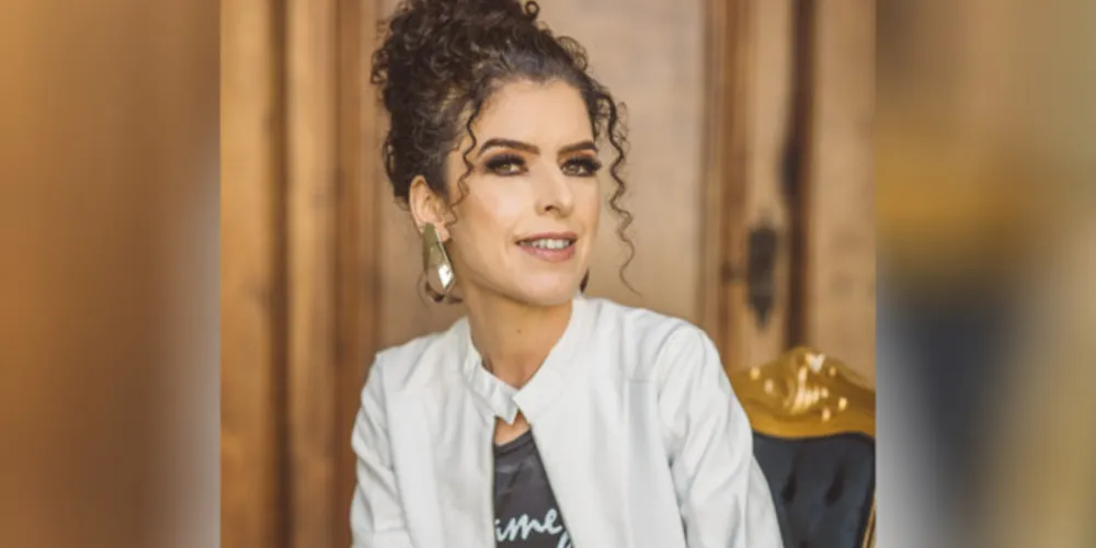 DESTAQUE - A escritora e gestora de qualidade, Renata Regis Florisbelo, receberá as felicitações pela passagem de seu aniversário na próxima segunda-feira (6). Renata que é um dos nomes mais atuantes na área literária nos Campos Gerais, merecendo sempre lugar de destaque em nossa coluna. Da coluna RC os votos de felicidades infinitas