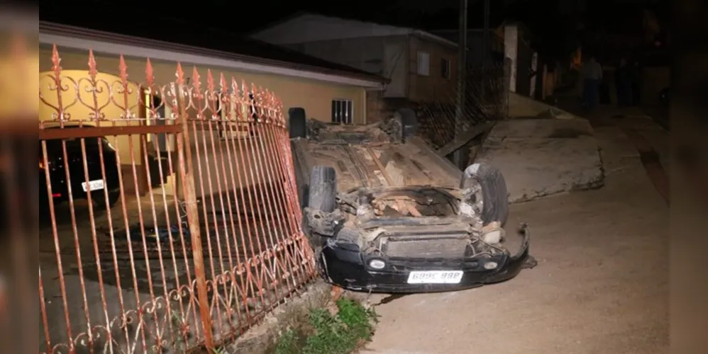 Apesar do estrago no carro e no imóvel, ninguém ficou ferido