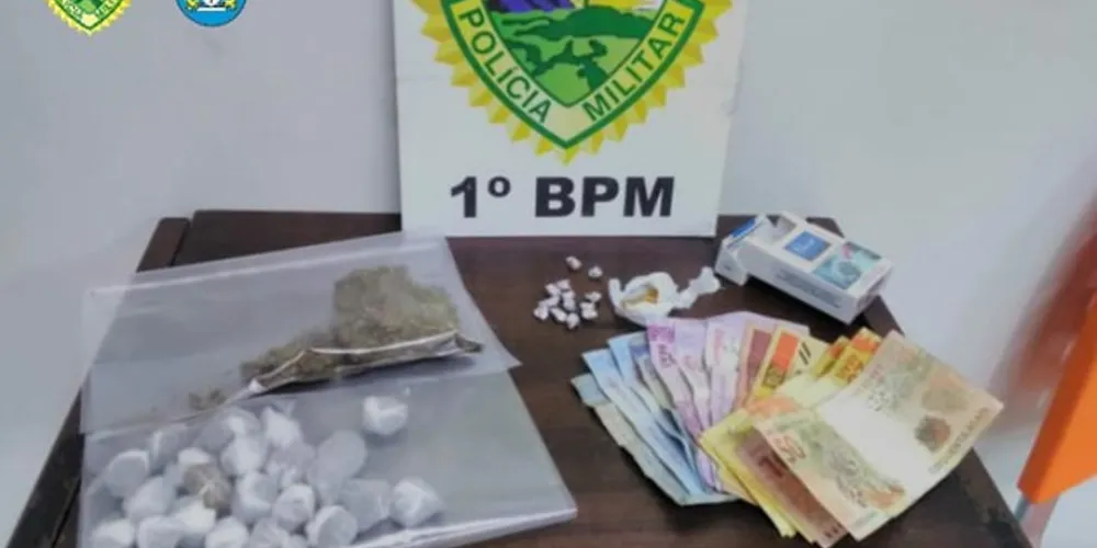 Quase 100 gramas de maconha e cocaína foram apreendidas na casa da suspeita