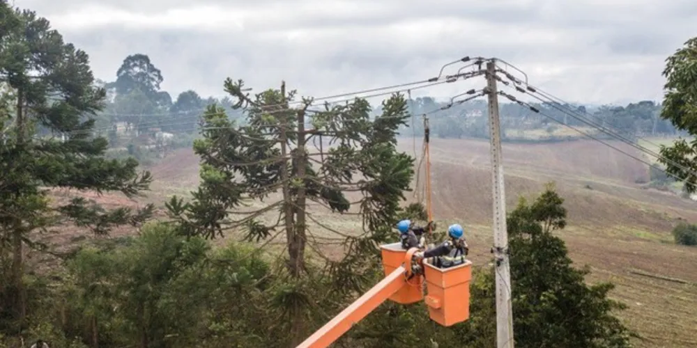 Eletricistas da Copel religam maior parte das unidades consumidoras atingidas no Paraná
