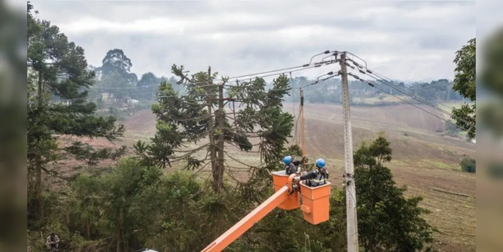 Eletricistas da Copel religam maior parte das unidades consumidoras atingidas no Paraná
