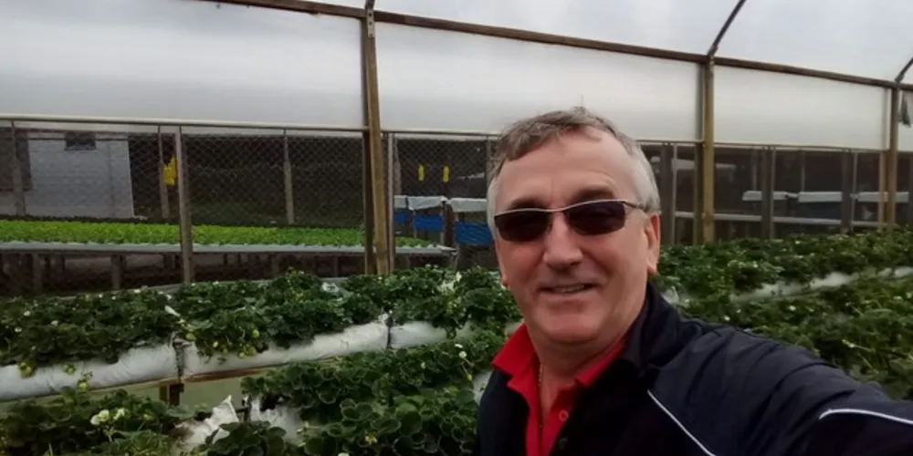 Padre Ivo é o coordenador da feira na paróquia