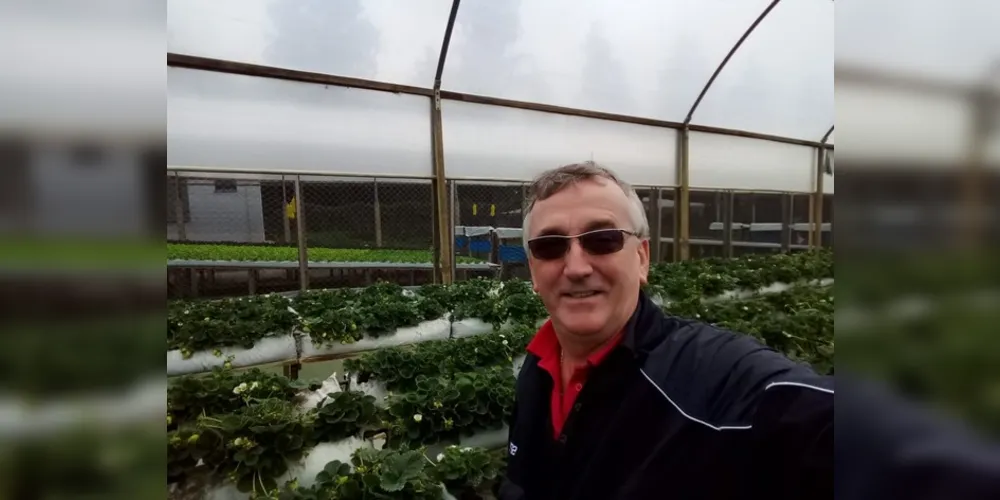 Padre Ivo é o coordenador da feira na paróquia