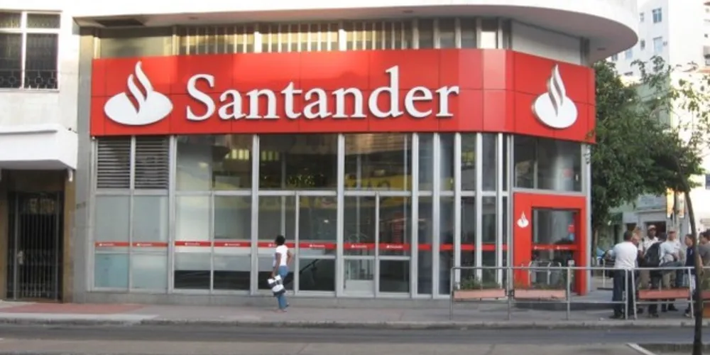 O Santander é o único dos cinco maiores bancos do país (que também contam com Banco do Brasil, Bradesco, Caixa e Itaú) a demitir.