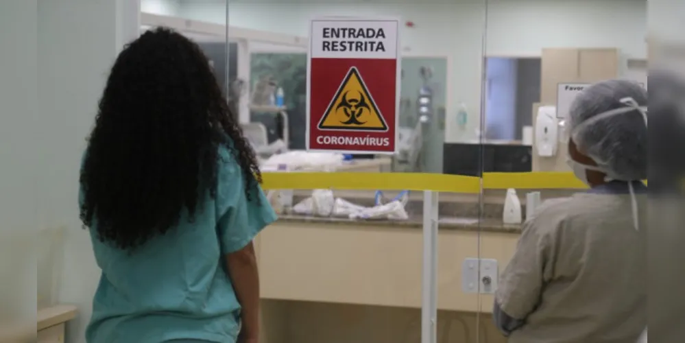 É necessário verificar se a pessoa apenas está protegida contra o vírus ou se isso faz com que ela também não transmita a doença.