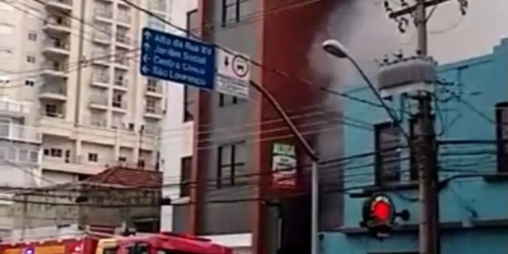 Em princípio, a principal suspeita é que algum problema envolvendo a bateria do veículo, que foi trocada há pouco tempo, possa ter provocado as chamas.