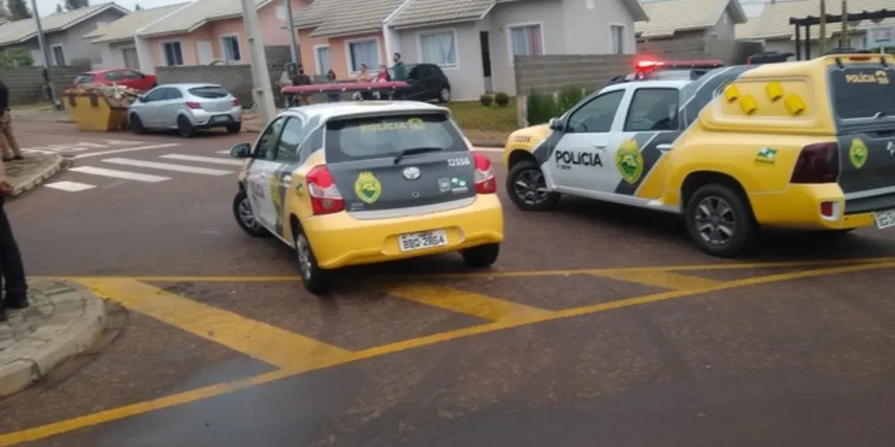 Muita polícia no local reforça o indício de uma situação de gravidade. Uma pessoa estaria com lesões.