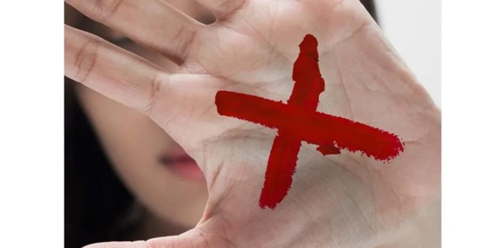 Com um “X” em vermelho na palma da mão, feito com caneta ou até mesmo um batom, a mulher que sofre violência pode alertar os atendentes das redes de farmácias participantes