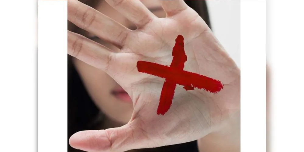 Com um “X” em vermelho na palma da mão, feito com caneta ou até mesmo um batom, a mulher que sofre violência pode alertar os atendentes das redes de farmácias participantes