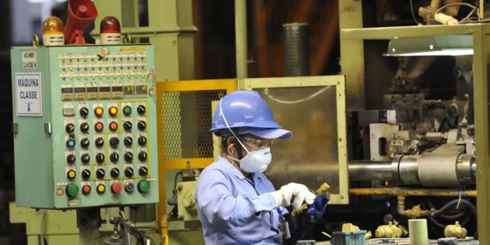 Apesar de alta na atividade, emprego cai pelo quarto mês seguido