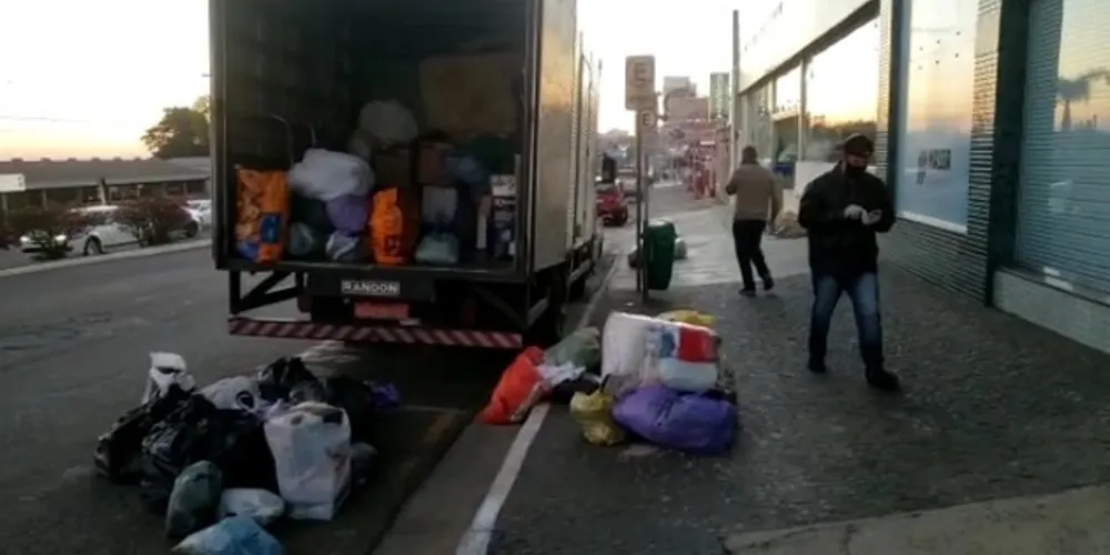 Caminhão com doações chegou a Ubiratã (PR) no último sábado (04)