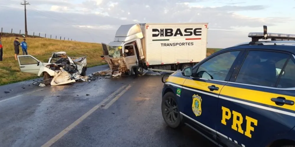 Veículos ficaram destruídos após a colisão
