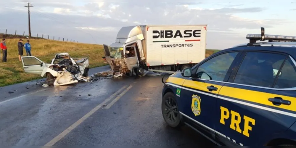 Veículos ficaram destruídos após a colisão