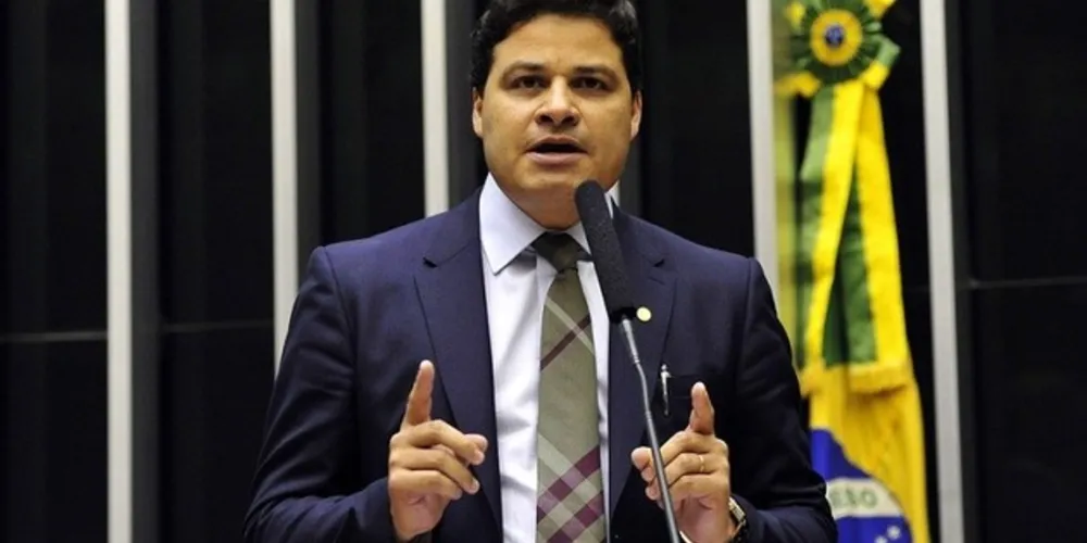 Sandro Alex é deputado federal licenciado e atualmente ocupa o posto de Secretário de Estado