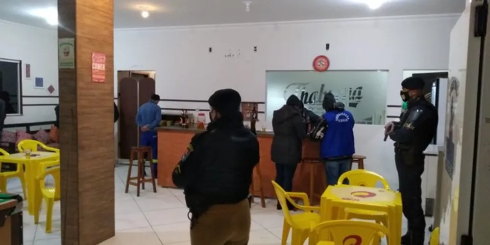 Estabelecimentos estavam descumprindo regras do toque de recolher.