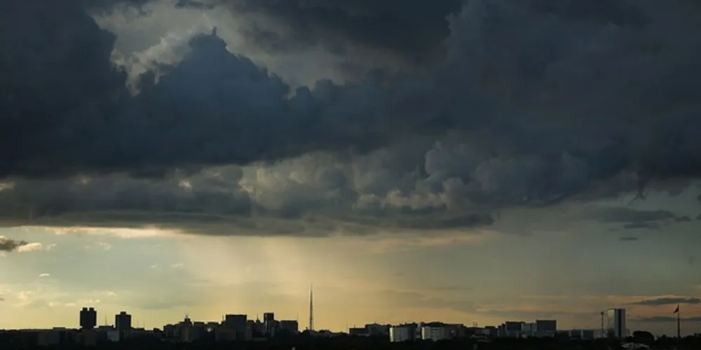 Se você estiver nas regiões afetadas pela tempestade, atenção. Procure abrigo em locais seguros. Evite áreas de risco e próximas a encostas. 