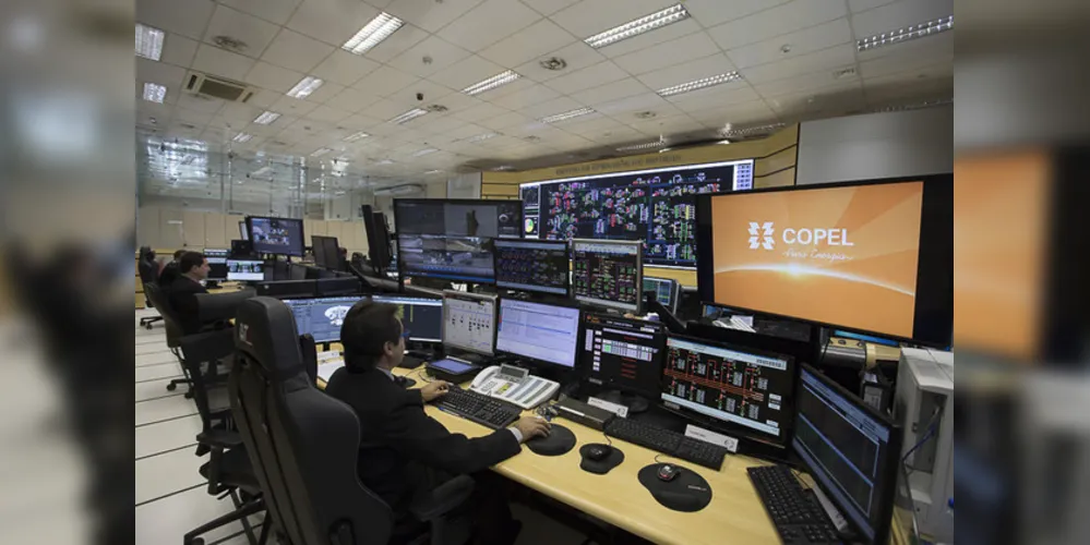 O armazenamento e gerenciamento inteligentes são possíveis graças ao uso de um equipamento, o Inversor Solar On Grid Híbrido, combinado a um software específico.
