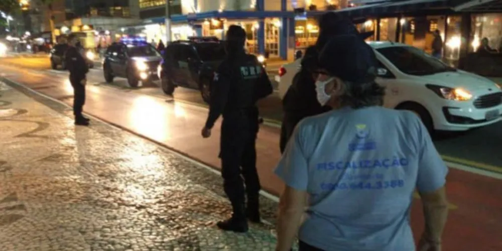 A festa acontecia em uma mansão emprestada, localizada na Praia dos Amores. 