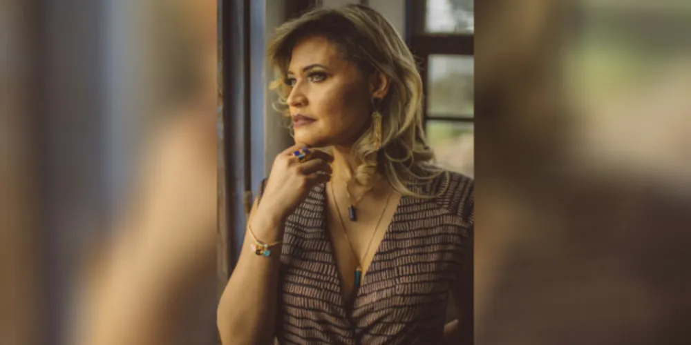 BELA - Beleza e simpatia são alguns adjetivos que podemos elencar para Elisangela Januário. No registro especial de Laertes Soares para a coluna RC, Elisangela usa os belos acessórios Mariza Kiers, referência de bom gosto e modernidade