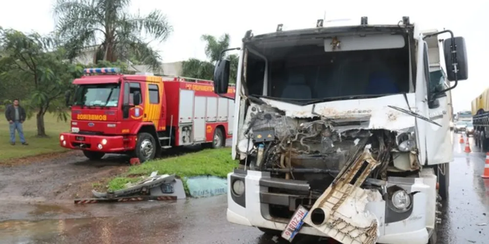 Imagem ilustrativa da imagem Batida envolve dois caminhões na PR-151 no Boa Vista