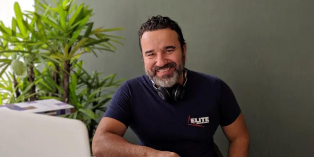 Segundo o professor de teatro Carlos Magno, do Elite Rede de Ensino, o momento é de apoiar e ressignificar o isolamento.