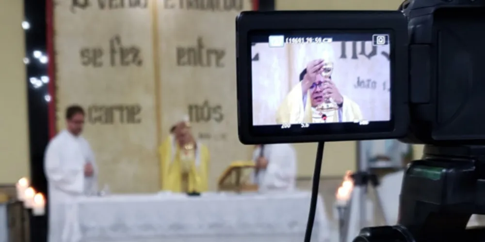 Idosos, crianças e doentes crônicos devem continuar acompanhando as missas em casa, pela internet.