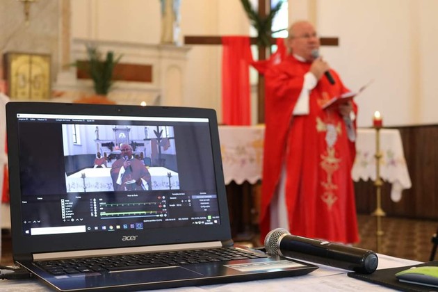 Em Irati, a missão do padre Jorge tem se dado através das rádios, internet e do telefone: “um modo diferente”
